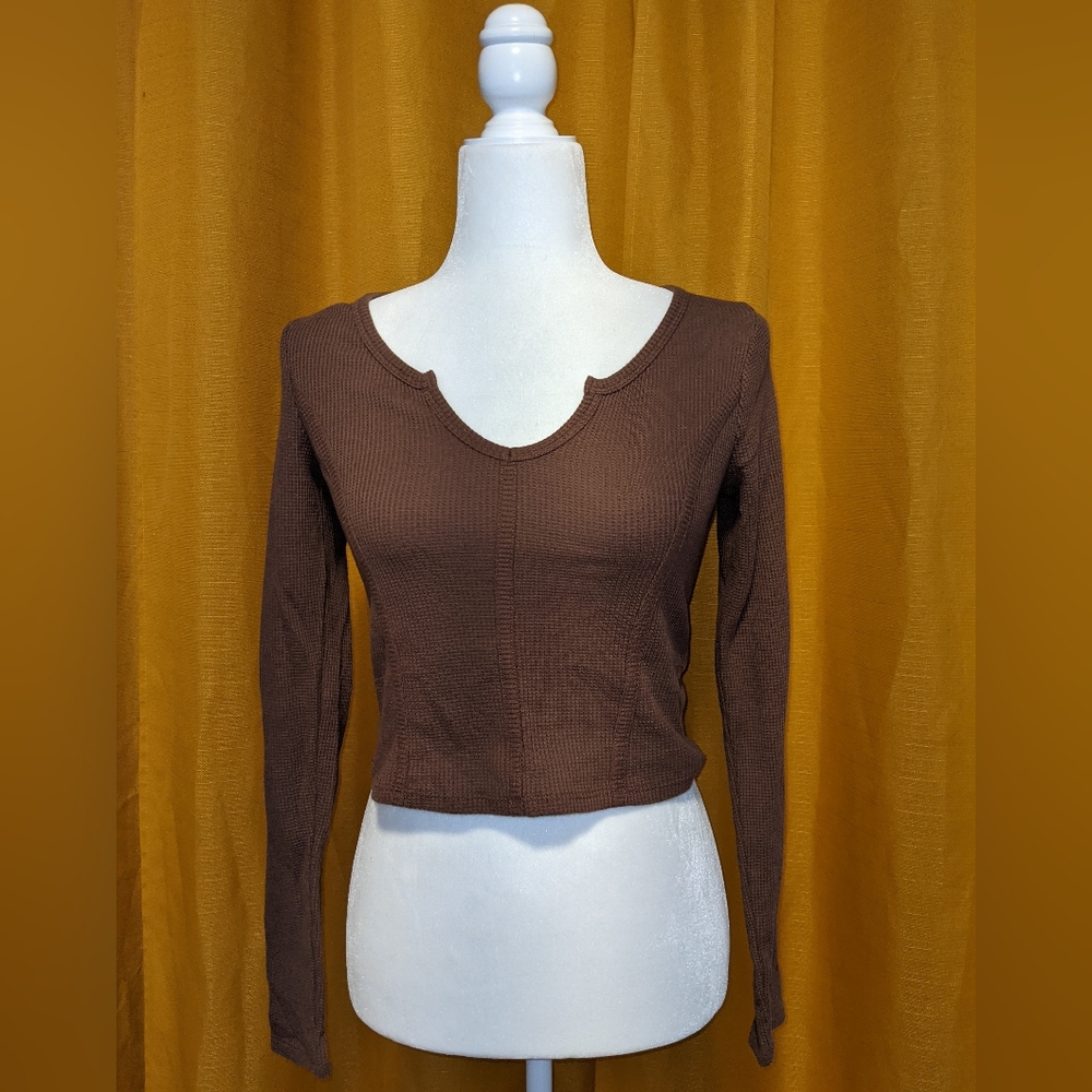 Hollister long sleeve crop top.